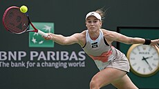 Kazaská tenistka Jelena Rybakinová se natahuje po míi ve finále turnaje v...