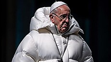 Podle umlé inteligence by pape Frantiek mohl chodit v proívané bund s...