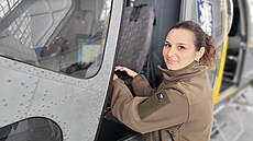 Nadrotmistryn� Patricie Ku�erová u vrtulníku Sokol