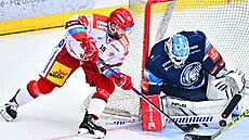 Jan Eberle se tlai ped libereckou branku.