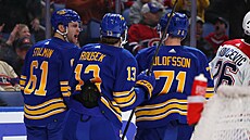 Luká� Rousek slaví se spoluhrá�i z Buffala.