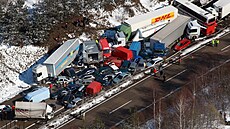 V hustém sněžení havarovalo na D1 přes sto aut. (20. března 2008)