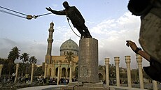 Svrení sochy Saddáma Husajna se stalo symbolem poráky iráckého reimu. (4....