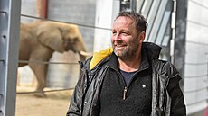 �editel zoo Zlín Roman Horský p�edstavil nové chovné za�ízení pro slony....