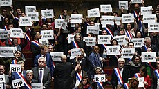 Francouzští opoziční poslanci protestují proti vládní důchodové reformě, která...
