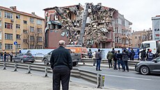 V Istanbulu kvůli obavám ze zemětřesení strhávají rizikové budovy. (2. března...
