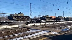 Záběry ukazují tanky sovětské výroby T-54 mířící na Ukrajinu. (22. března 2023)