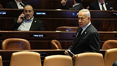 Izraelský premiér Benjamin Netanjahu při hlasování o zákonu, který blokuje...
