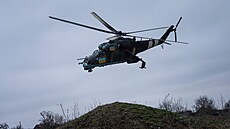 Ukrajinci útočí na ruské pozice s vrtulníky sovětské výroby Mi-8 a Mi-24. (18....