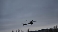 Ukrajinci útoí na ruské pozice s vrtulníky sovtské výroby Mi-8 a Mi-24.(18....