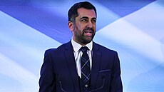Novým pedsedou Skotské národní strany (SNS) se stal Humza Yousaf. (27. bezna...