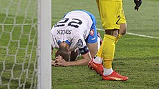 Český kapitán Tomáš Souček se drží za hlavu poté, co v utkání v Kišiněvě proti...