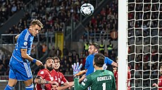 Italský útoník Mateo Retegui stílí gól v utkání evropské kvalifikace proti...