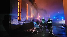 Likvidace velkého požáru skladovací haly v Raškovicích na Frýdecko-Místecku...