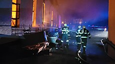 Likvidace velkého požáru skladovací haly v Raškovicích na Frýdecko-Místecku...