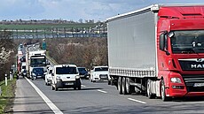 Dva nákladní vozy havarovaly kolem 13:30 na dálnici D7 na trase Praha-Slaný u...