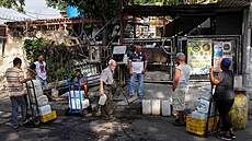 Venezuelané v Caracasu ekají na pídl pitné vody. (20. bezna 2023)