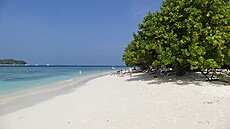 Bikini beach  veejná plá, vlevo ostrov se soukromým resortem