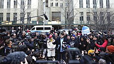 Newyorská soudní policie dohlíží na lidi protestující před soudní budovou před... | na serveru Lidovky.cz | aktuální zprávy