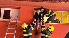 Hasi�i pomáhají ven ze �atny basketbalistkám z týmu BK Junior, Kralupy nad...