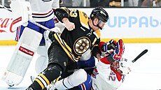 Brad Marchand v bitce  s povalený Remem Pitlickem