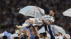 Argentinští fotbalisté oslavují během pozápasového slavnostního ceremoniálu...
