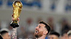 Lionel Messi s trofejí pro vítěze MS.