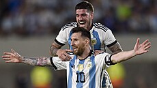 Lionel Messi oslavuje svůj jubilejní gól s Rodrygem de Paulem.