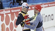 Nmetí sdruenái Vinzenz Geiger a Julian Schmid oslavují vítzství v závod...