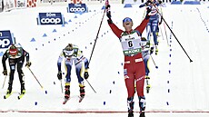 Norská ly�a�ka Anne Kjersti Kalvaaová se raduje z vít�zství posledního závodu...