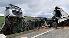 Jeden z kamion se pevrátil na bok na silnici, druhý skonil v píkopu. (28....