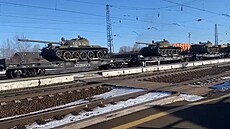 Rusko vytahuje ze sklad� staré tanky T-54/T-55, tvrdí média.