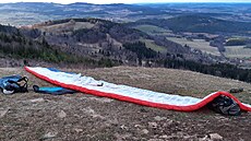 Na Prachaticku havaroval paraglidista, z�ítil se na zarostlou skálu.
