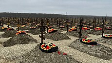 Čerstvé hroby Wagnerovců ve vesnici Bakinská v Krasnodarském kraji (19. března...