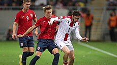Gruzínský fotbalista Khvicha Kvaracchelija (vpravo) brán�ný Norem Martinem...