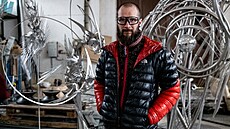 Olomoucký socha Jan Dostál se nejvíce zamuje na tvorbu ze eleza a nerezu.