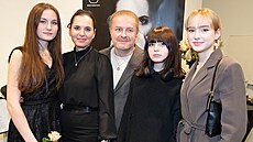 Pavel Šporcl a Bára Kodetová s dcerami (Praha, 31. ledna 2023)