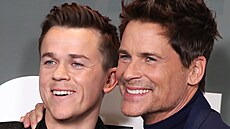 John Owen Lowe a jeho otec Rob Lowe na premiéře seriálu Naměkko (Los Angeles,...