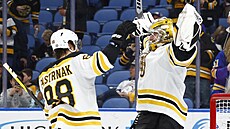 David Pastrák a Jeremy Swayman slaví výhru Boston Bruins.