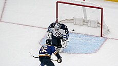 Jakub Vrána ze St. Louis Blues překonává Connora Hellebuycka z Winnipeg Jets.