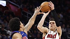 Tyler Herro (14) z Miami Heat stílí na ko Detroit Pistons pes Killiana...