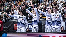 Brn�n�tí basketbalisté slaví trefu spoluhrá�e.