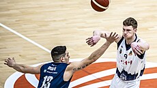 Jakub Ne�as (vpravo) z Brna p�ihrává kolem Filipa Kroutila z D��ína.