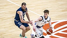 Petr K�ivánek (vpravo) z Brna úto�í kolem Igora Josipovi�e z D��ína.