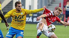 Teplický fotbalový zálo�ník Daniel Truba� si po�ínal v souboji s protihrá�em z...