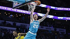 Gordon Hayward (20) z Charlotte Hornets se sna�í zakon�it v zápase s  Indiana...