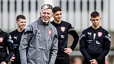 Trenér fotbalové reprezentace Jaroslav �ilhavý b�hem týmové p�ípravy na Strahov�