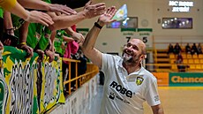 Zuberský trenér Peter Dávid se raduje s fanouky.