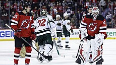 Nico Hischier (13) a Vítek Vanek z New Jersey Devils po zápase s Minnesota...