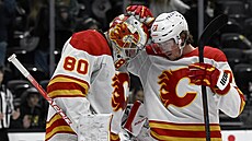Tyler Toffoli (73) a Dan Vlada (80) slaví výhru Calgary Flames.
